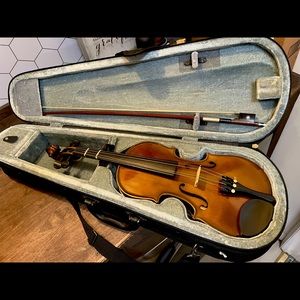 Beautiful Cremona Violin SV-115, was a gift, never used! Comes with case.